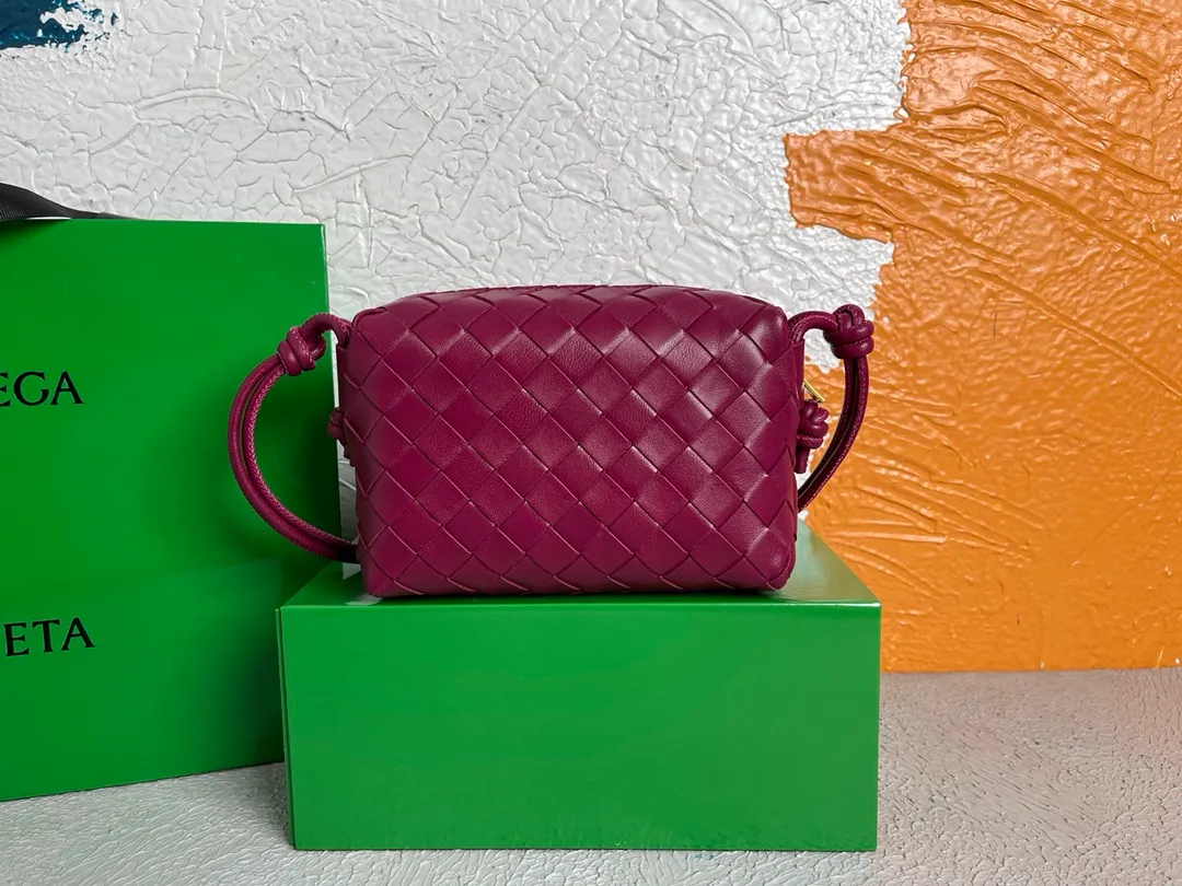 Batch 1160 BOTTEGA VENETA/Bottega 2021 new women's POUCH crossbody bag clutch, lntfecciato woven leather crossbody mini handbag, single internal open pocket, zipper closure, computer embroidered leather shoulder strap can be adjusted in length, model: 9896 Color: cinnabar red Origin: Italy Size: 17*12*8